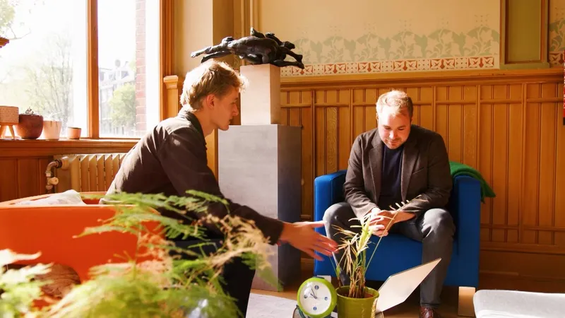 Dr. Kees Krul and Bob Weekenborg in the lounge of the SustainabilityReports.com office, filmed for De AI Storm